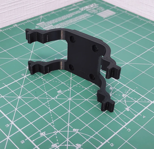 Держатель навигатора Garmin Montana 700 с отверстиями 30х40 мм