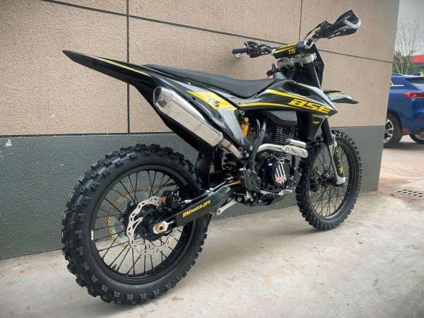 Эндуро / кроссовый мотоцикл BSE T5 Black Twister (D15) Эндуро / кроссовый мотоцикл BSE T5 Black Twister (D15)